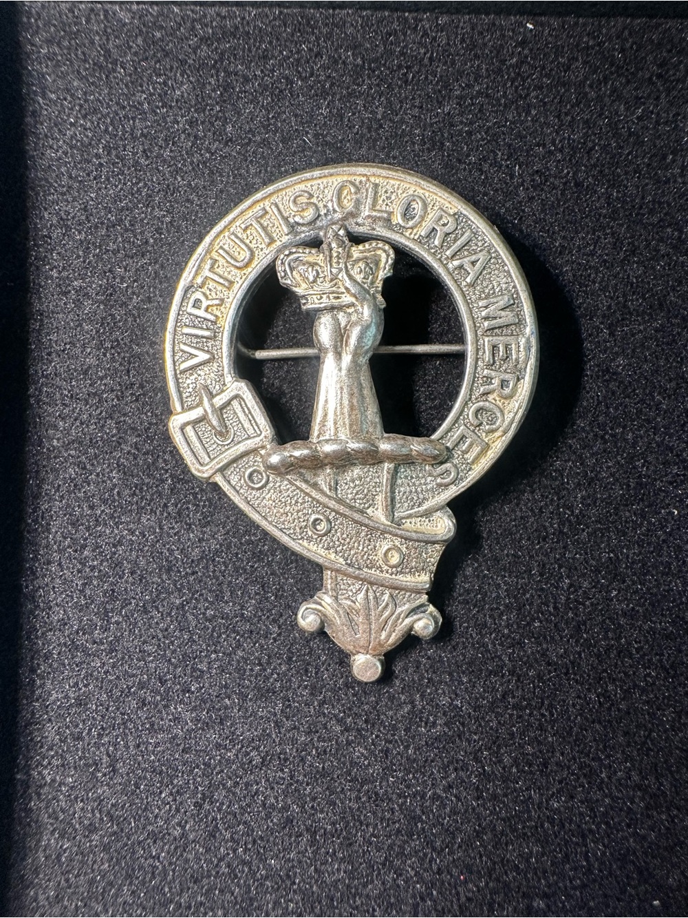 Antique Virtutis Gloria Merces Robertson Clan Badge Brooch Pin